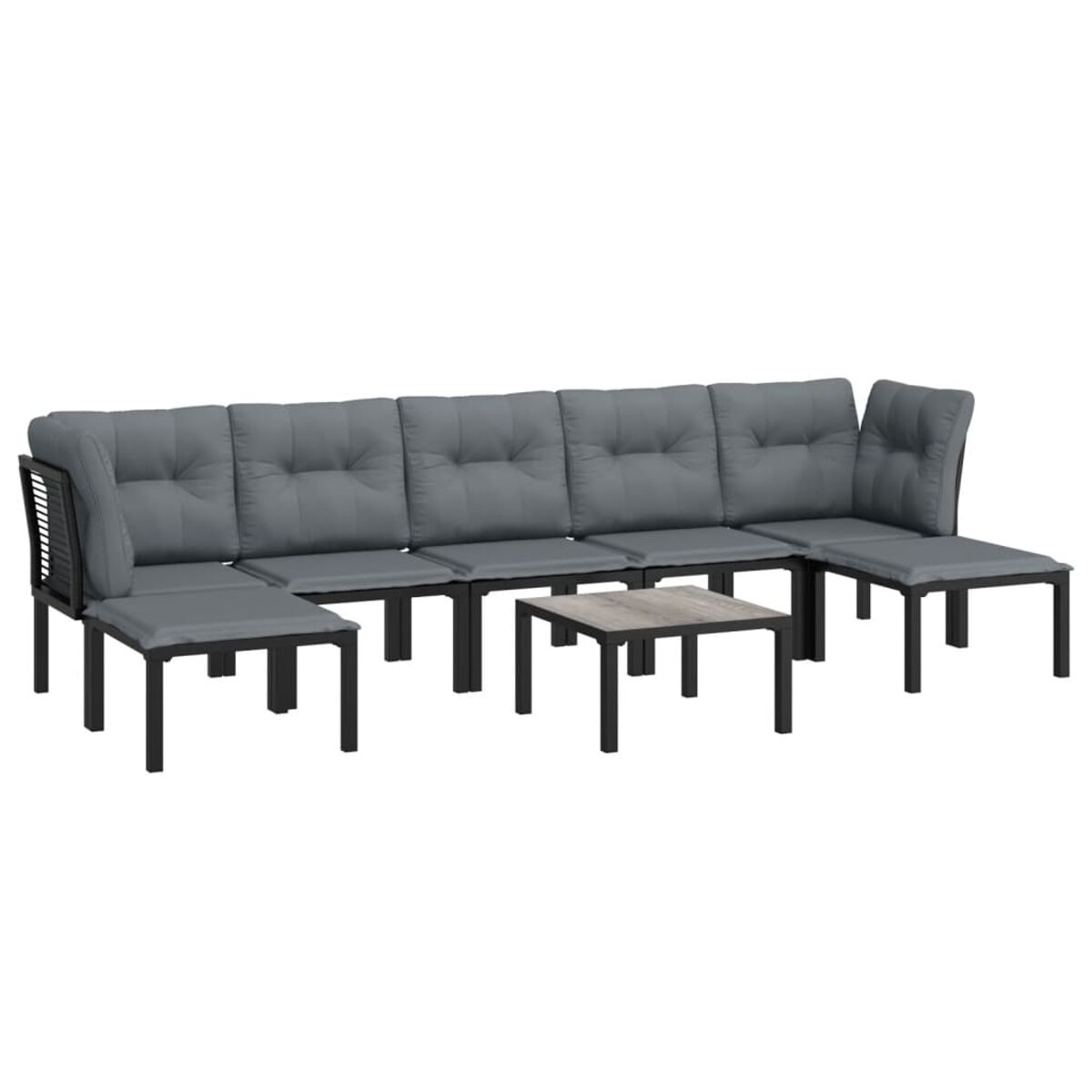 Outdoor-Sofagarnitur, graue Kissen, dunkler Rahmen, Couchtisch. Sonniger Tag.