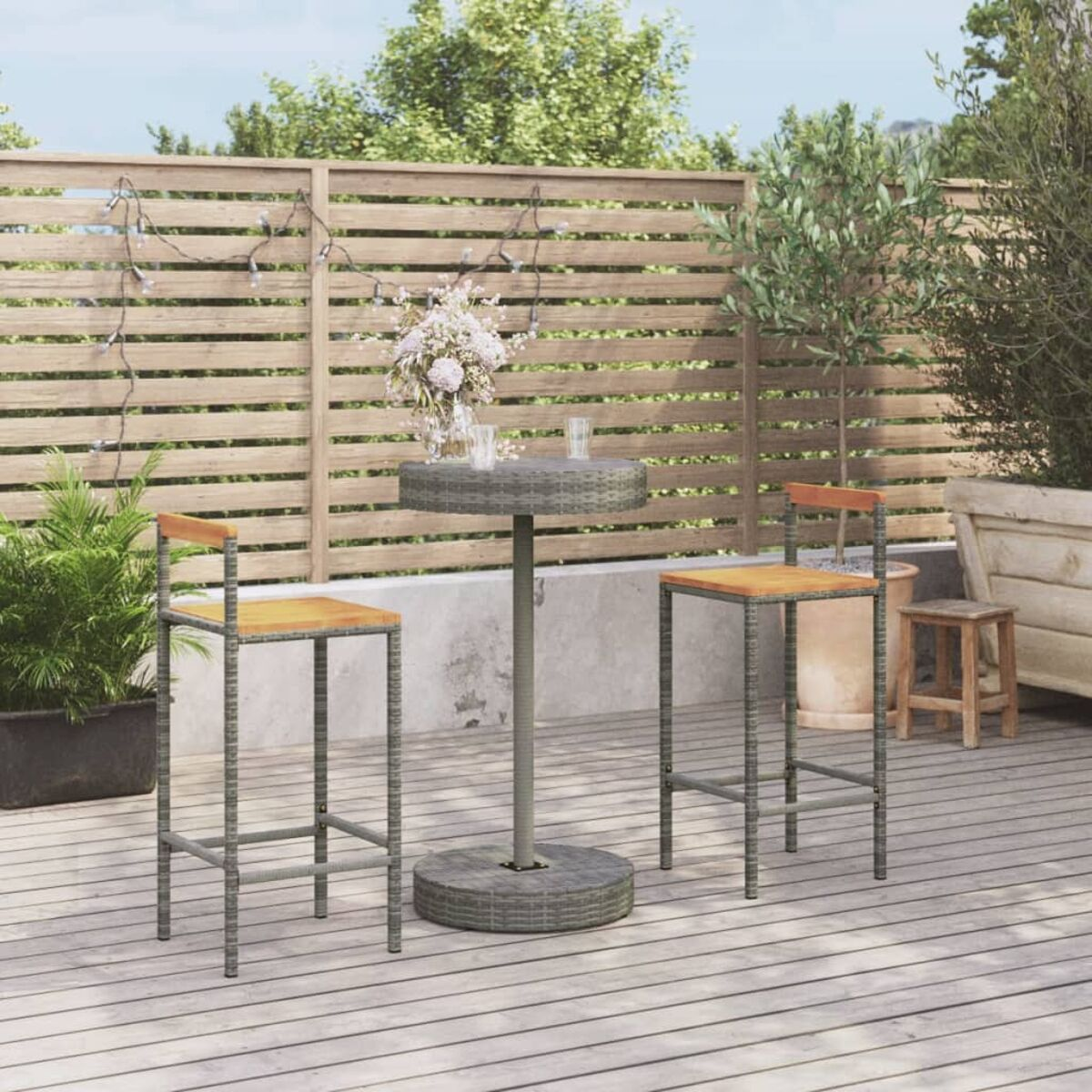 Outdoor-Bar-Set: runder Tisch mit zwei Barhockern. Die Szene ist auf einem Holzdeck.