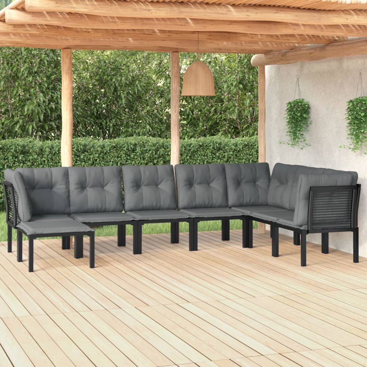 Outdoor-Ecksofa mit grauen Kissen, auf einer Holzterrasse. Überdachung und Pflanzen.
