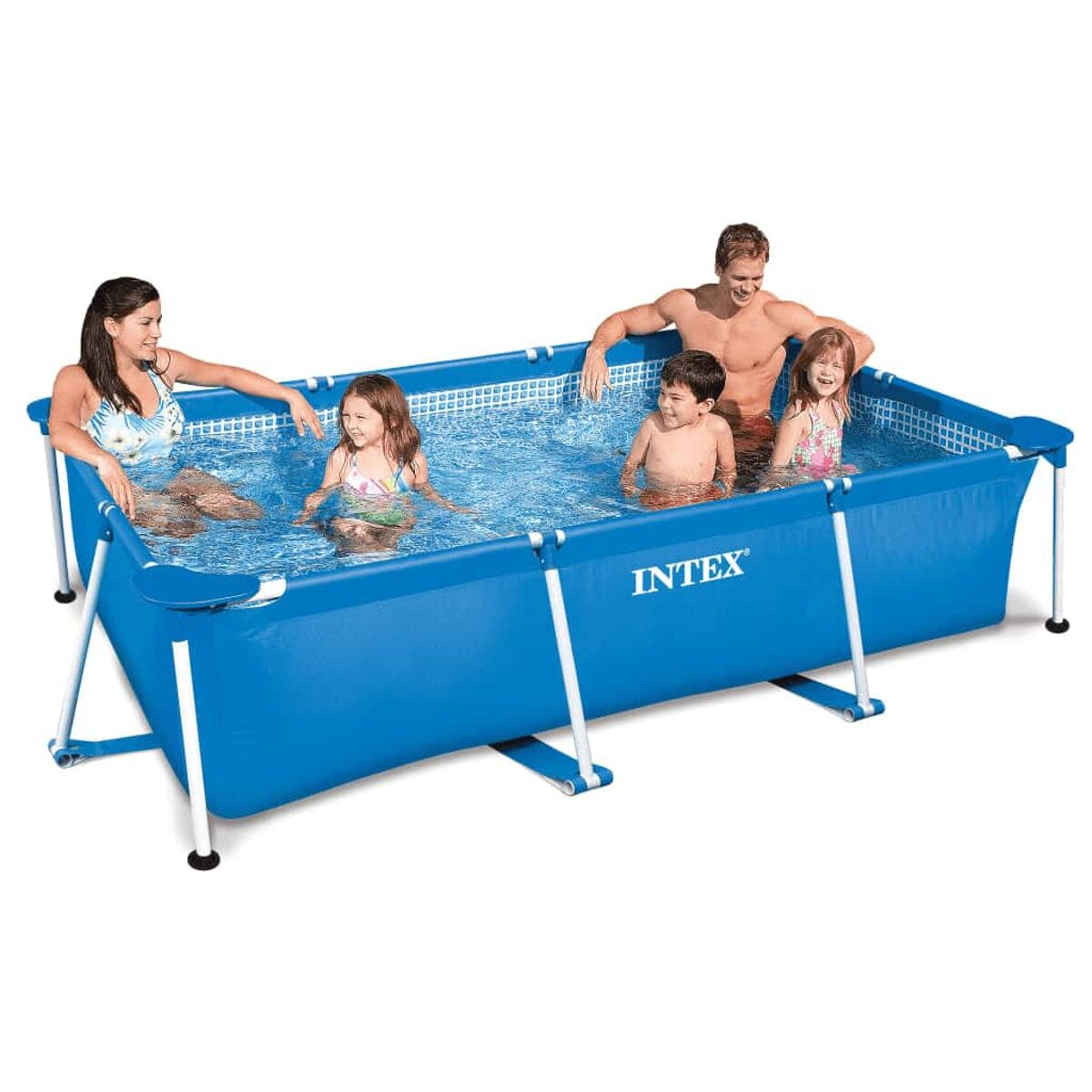 Menschen spielen in einem blauen rechteckigen Intex-Pool, weißer Hintergrund.