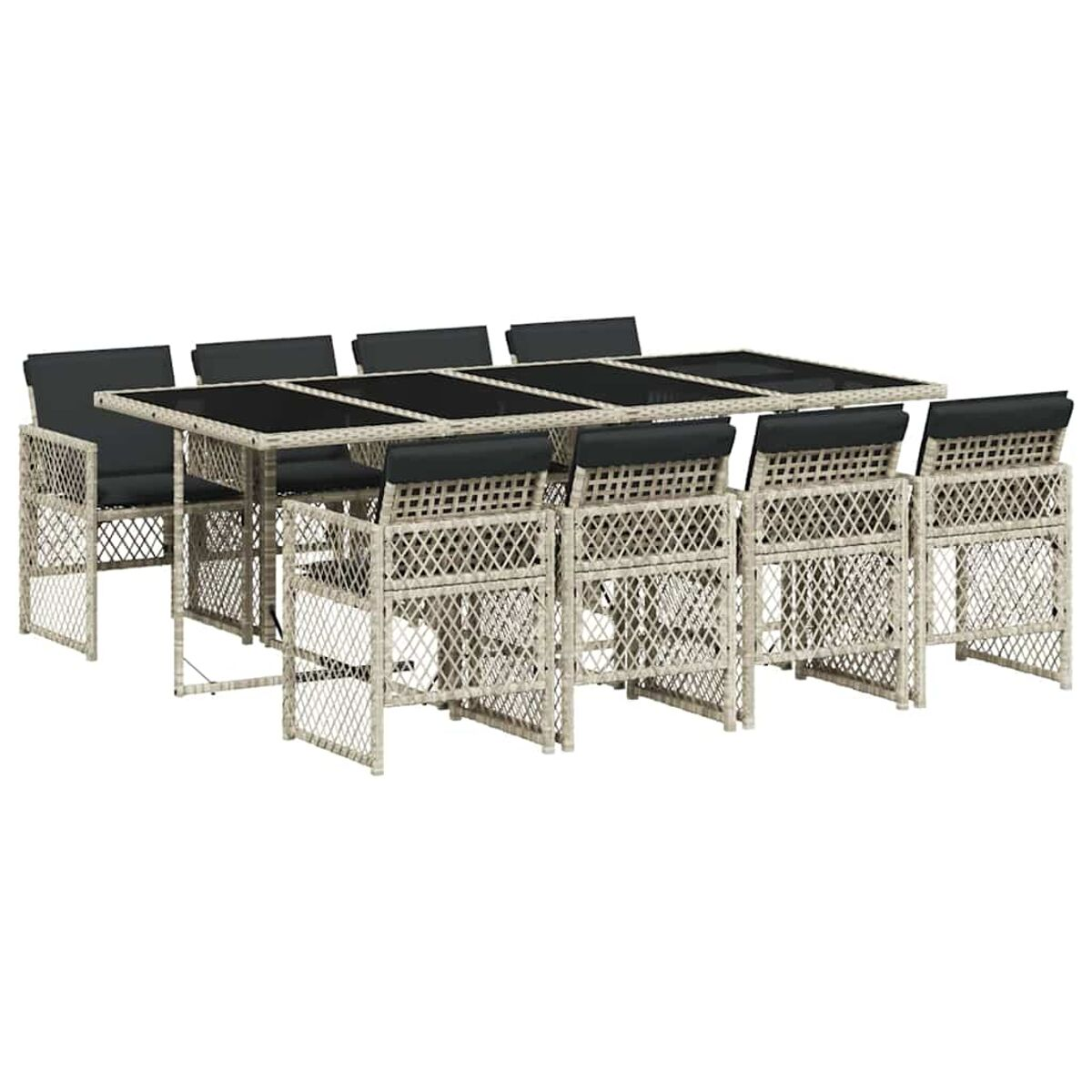 Tavolo in vimini beige con 8 sedie con cuscini neri. Sedie attorno al tavolo.