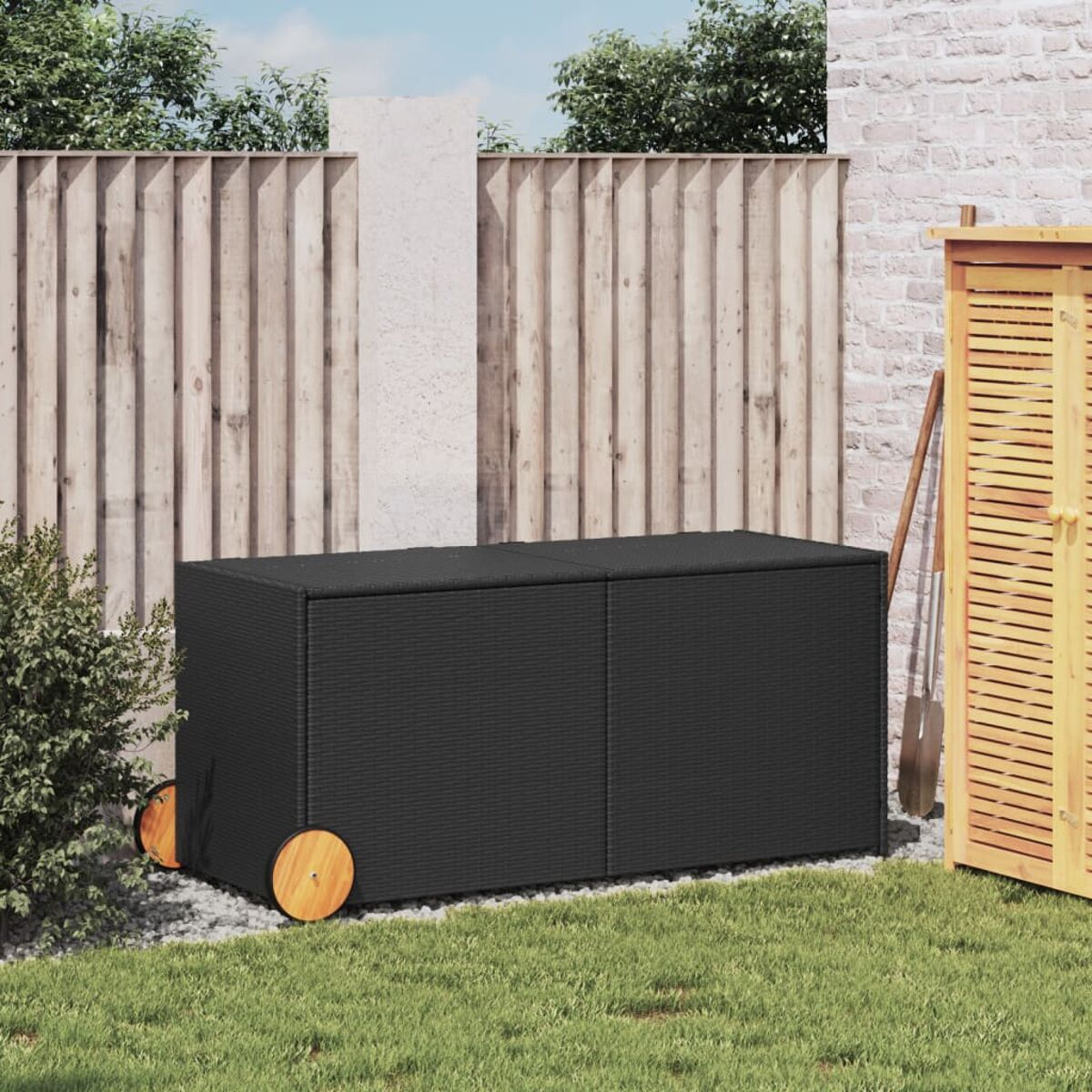 Schwarze Aufbewahrungsbox aus Korbgeflecht mit Rädern. Die Box steht neben einem Holzschuppen.