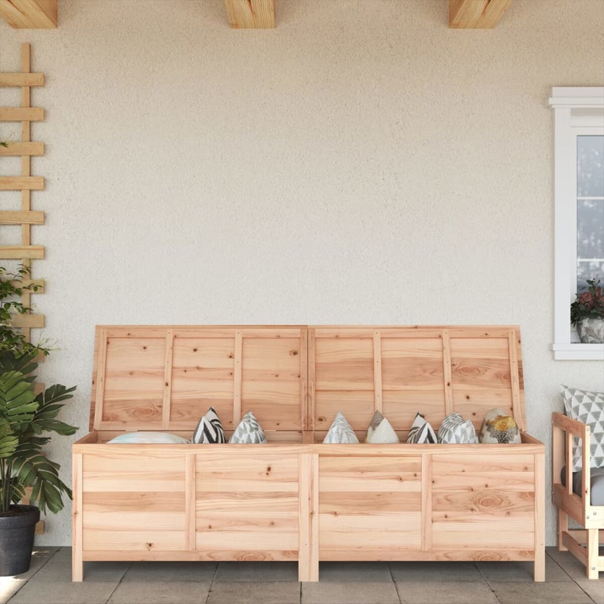 Holz-Stauraumtruhe mit geöffneten Deckeln, zeigt dekorative Kissen innen.