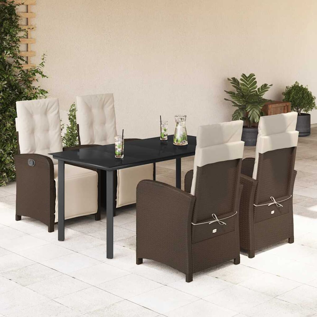Essgruppe im Freien mit Tisch, Stühlen, Getränken und Zierpflanzen. Die Szene ist auf einer Terrasse.