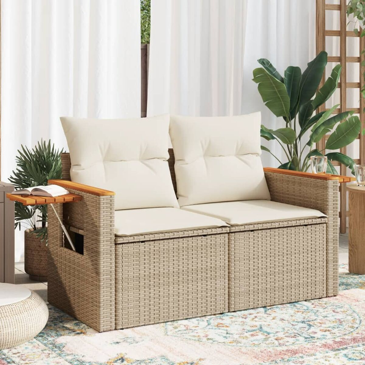 Beiges Korbmöbelsofa mit cremefarbenen Kissen, Holzarmlehnen, Beistelltisch mit Buch und Pflanzen.