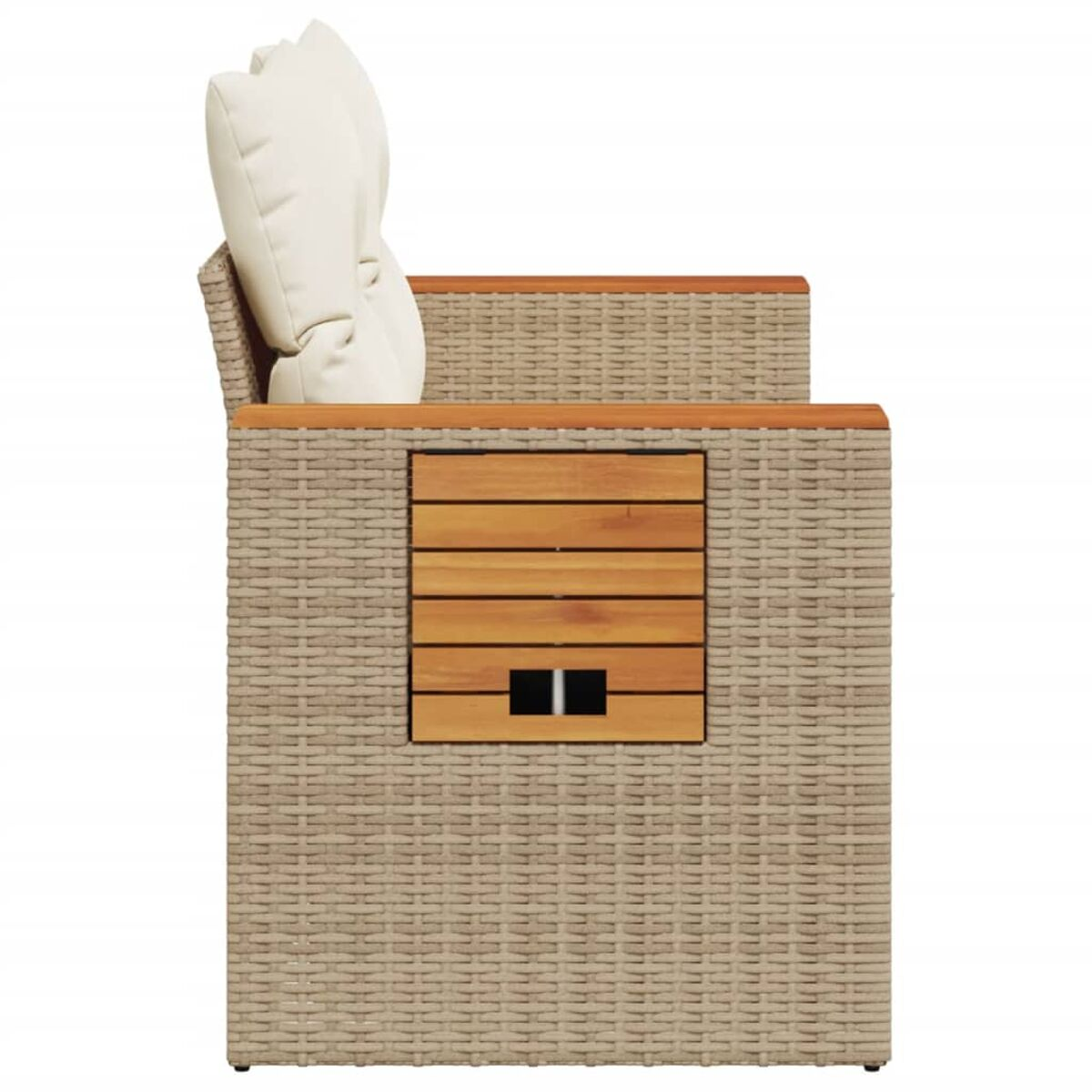 Seitenansicht eines gewebten Rattan-Stuhls. Beige Farbe mit Holzseitenwand.