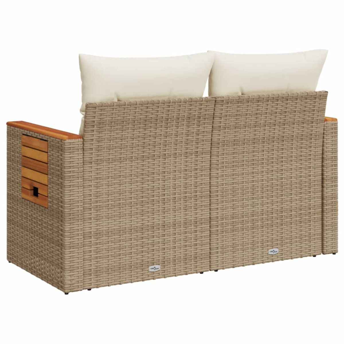 Beiges Outdoor-Sofa aus Korbgeflecht mit zwei weißen Kissen, braunen Holzarmlehnen.