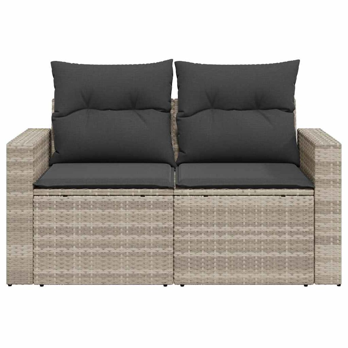 Graues Rattan-Liebes-Sofa mit Kissen, Vorderansicht. Weißer Hintergrund.