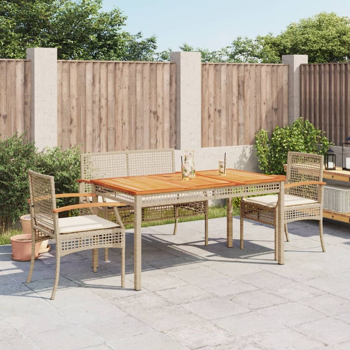 Essgruppe für draußen: Tisch, zwei Stühle und eine Bank. Steht auf einer Terrasse.