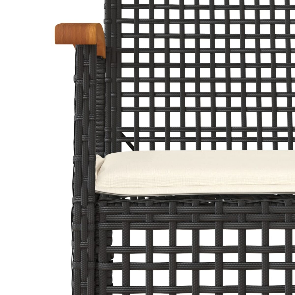 Nahaufnahme Rattan-Stuhl. Schwarz gewebter Stuhl. Beiges Kissen. Holzarmlehne. Weißer Hintergrund.