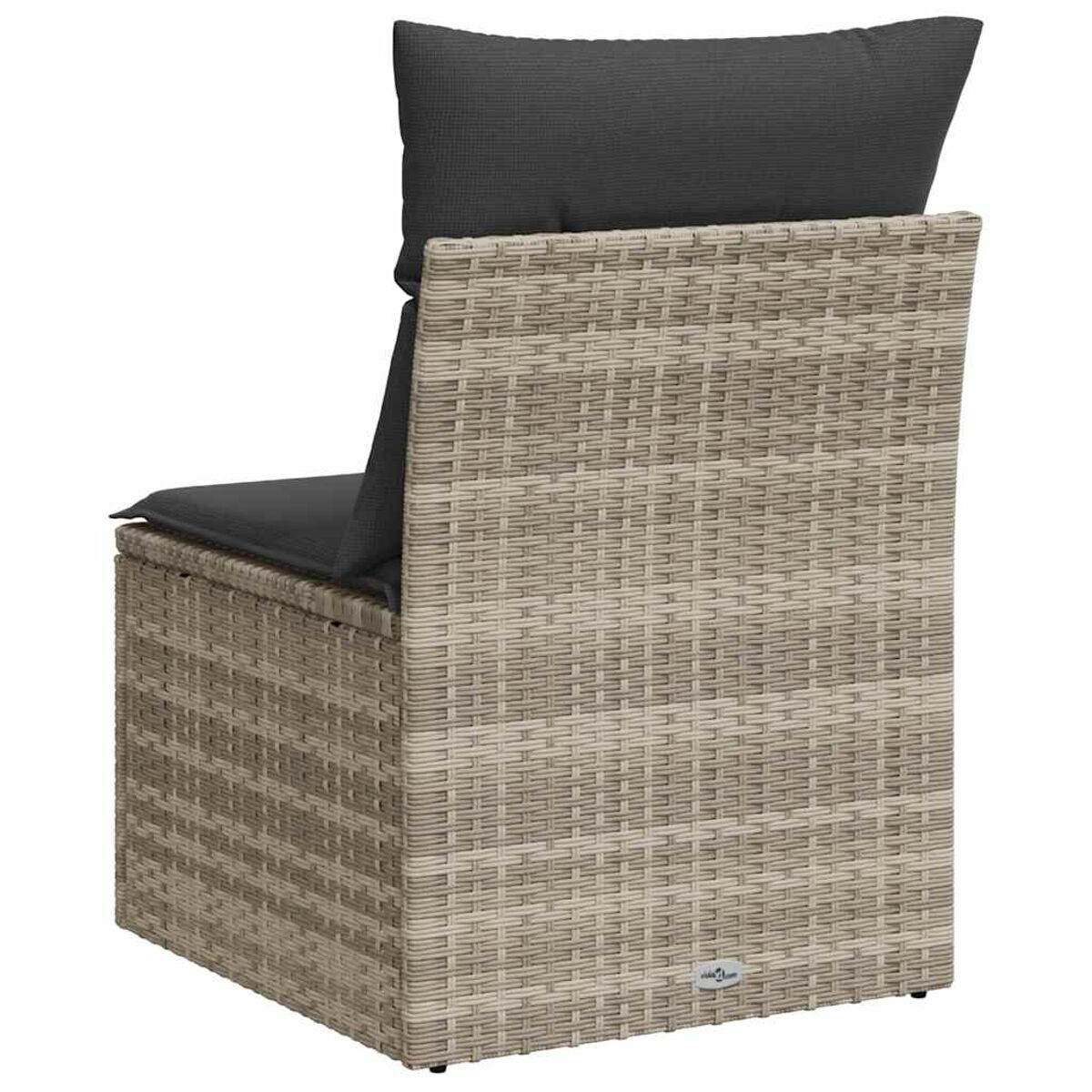 Schienale della sedia in vimini con cuscino nero. Vimini beige. Sfondo bianco.