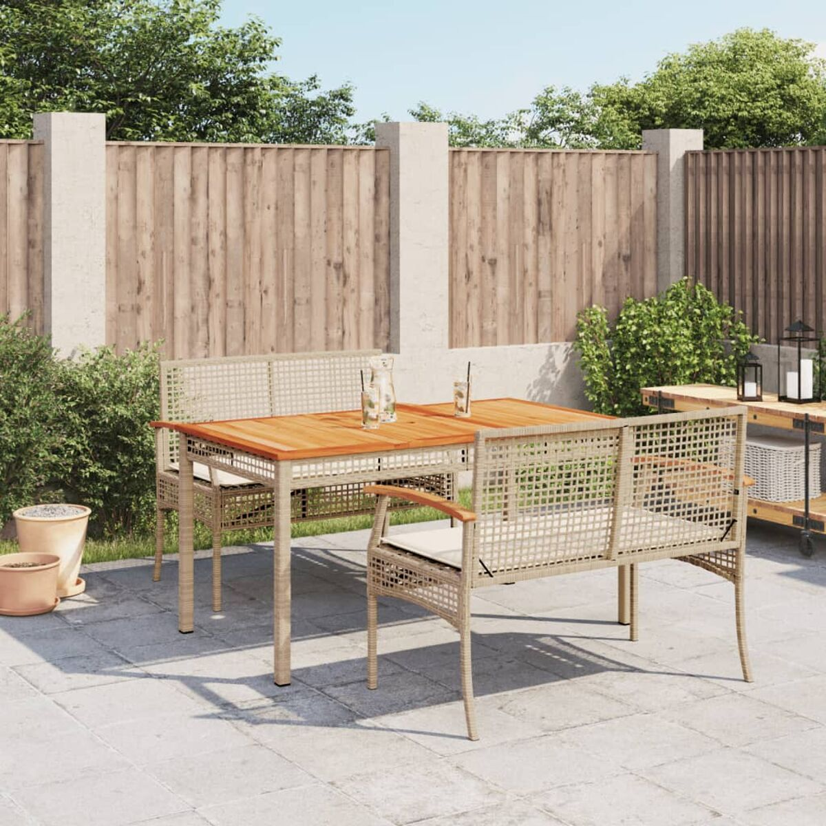 Terrassenset im Freien mit Tisch, Bänken und Stühlen. Holz-Hintergrund und Grün.