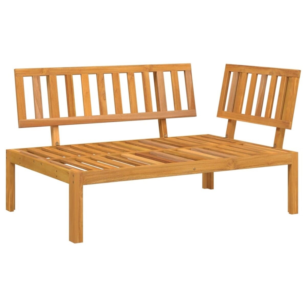 Holz-Außenbank mit Rückenlehnen. Lamellendesign. Helles Holz. Weißer Hintergrund.