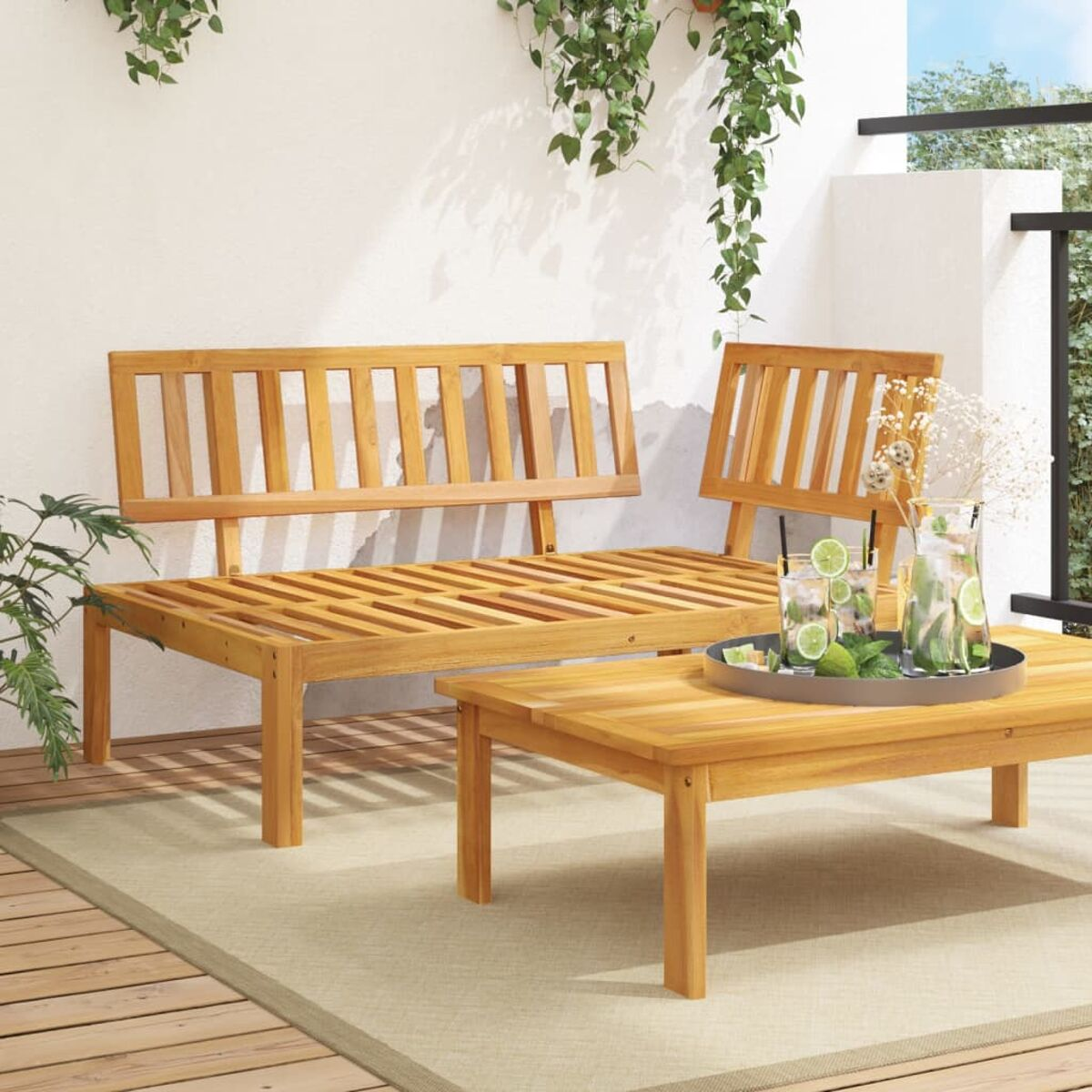 Szene im Freien mit Holzbank, Tisch und Getränken. Pflanzen auf einer Terrasse, sonniger Tag.