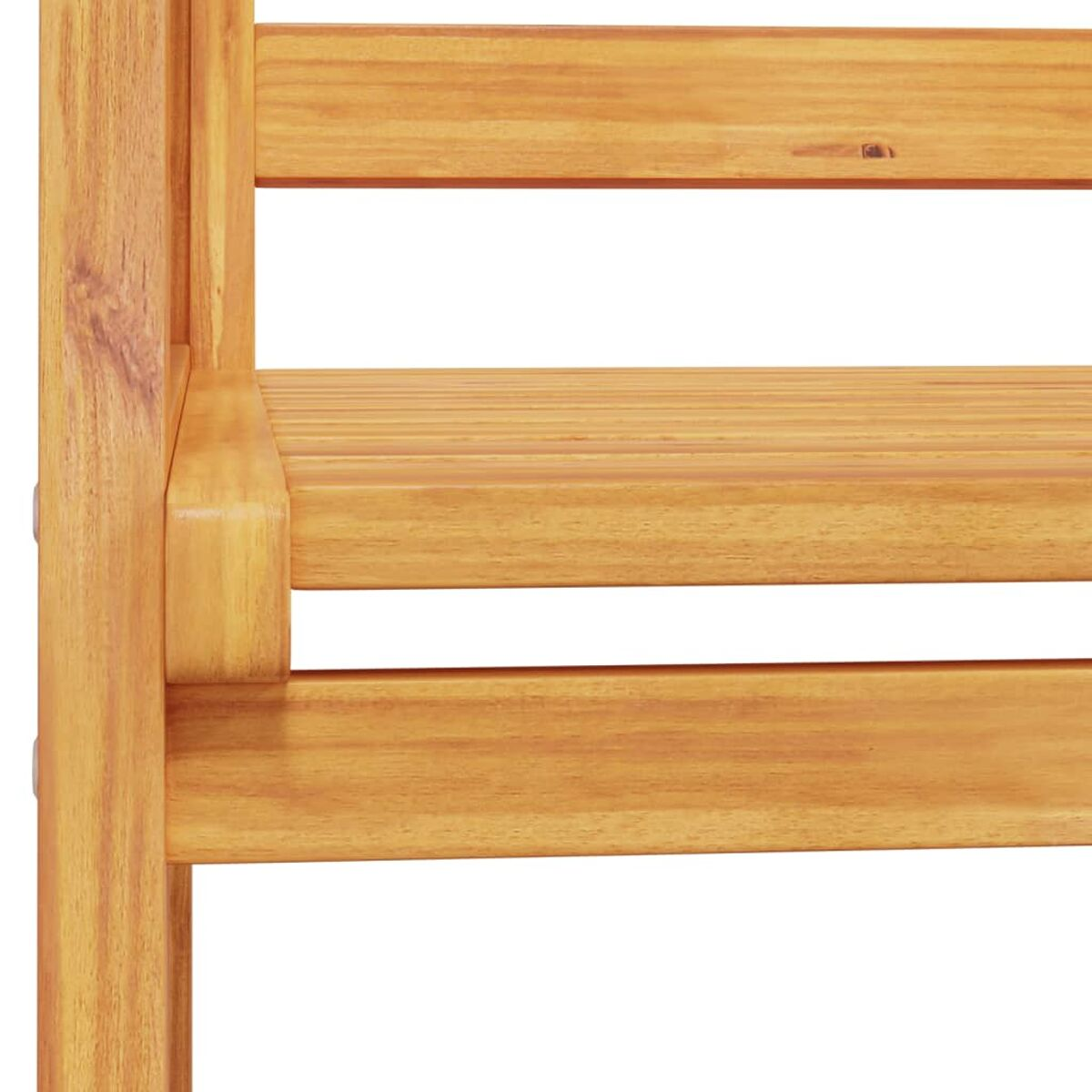 Nahaufnahme einer Holzbank mit sichtbarer Maserung und horizontalen Lamellen.
