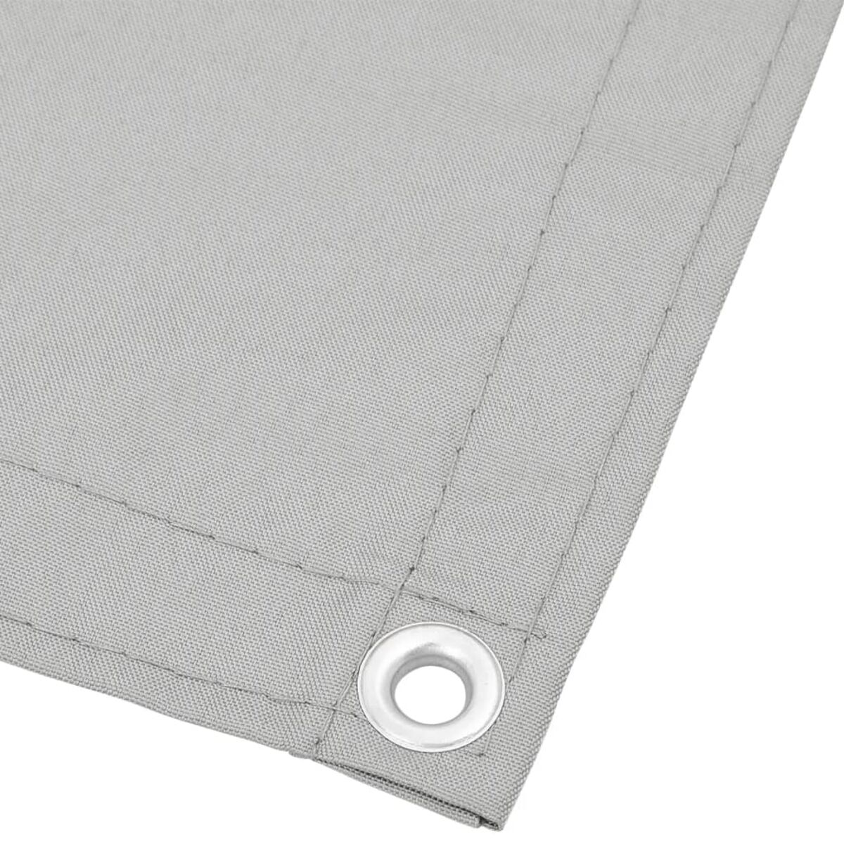 Nahaufnahme eines grauen Stoffes. Der Stoff hat einen Metallring in einer Ecke. Weißer Hintergrund.