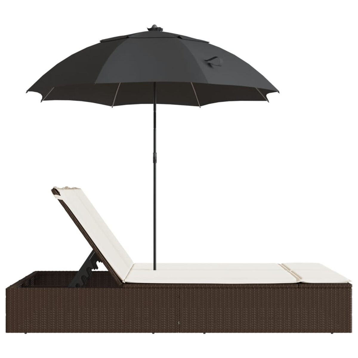 Una chaise longue con un ombrellone nero.