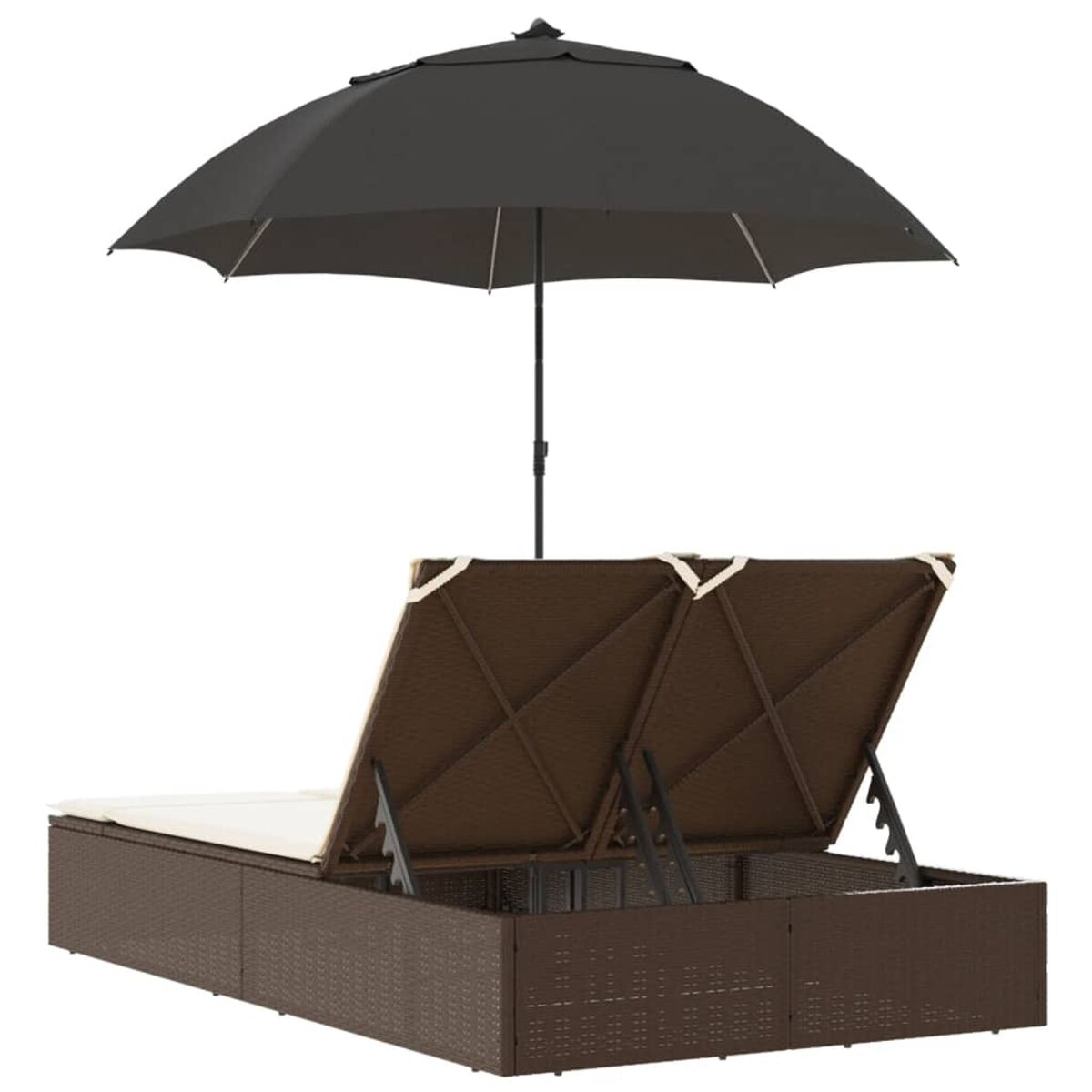Set di mobili da esterno. Una chaise longue marrone in stile vimini con ombrellone nero, su sfondo bianco.