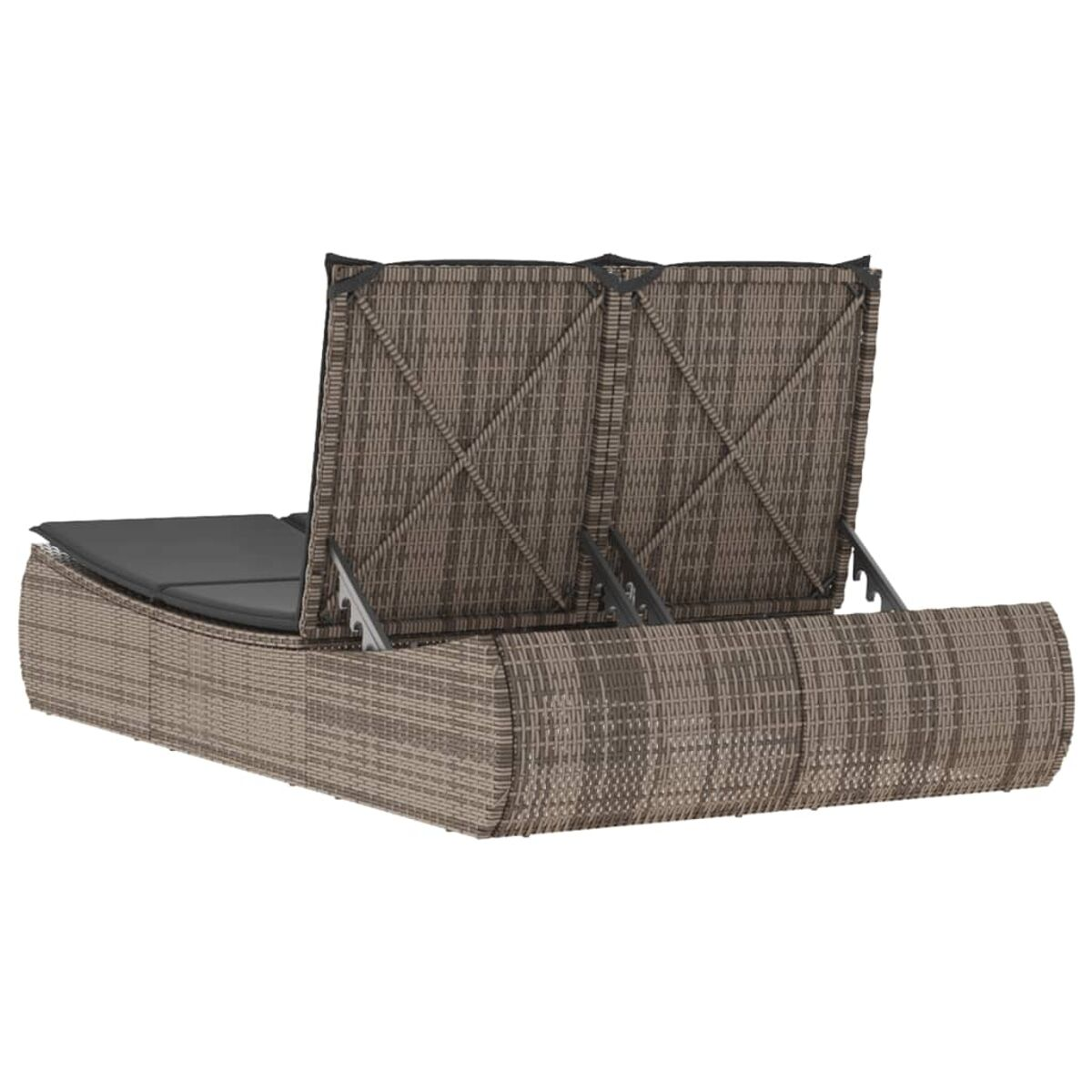 Sonnenliege aus Rattan mit grauen Kissen. Rückenlehnen sind hochgeklappt. Gewebtes Muster sichtbar.