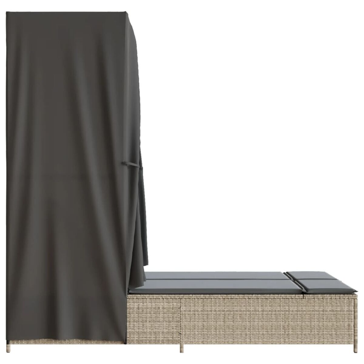 Set lounge con tenda grigia, base in vimini beige e cuscini grigi. Sfondo bianco.