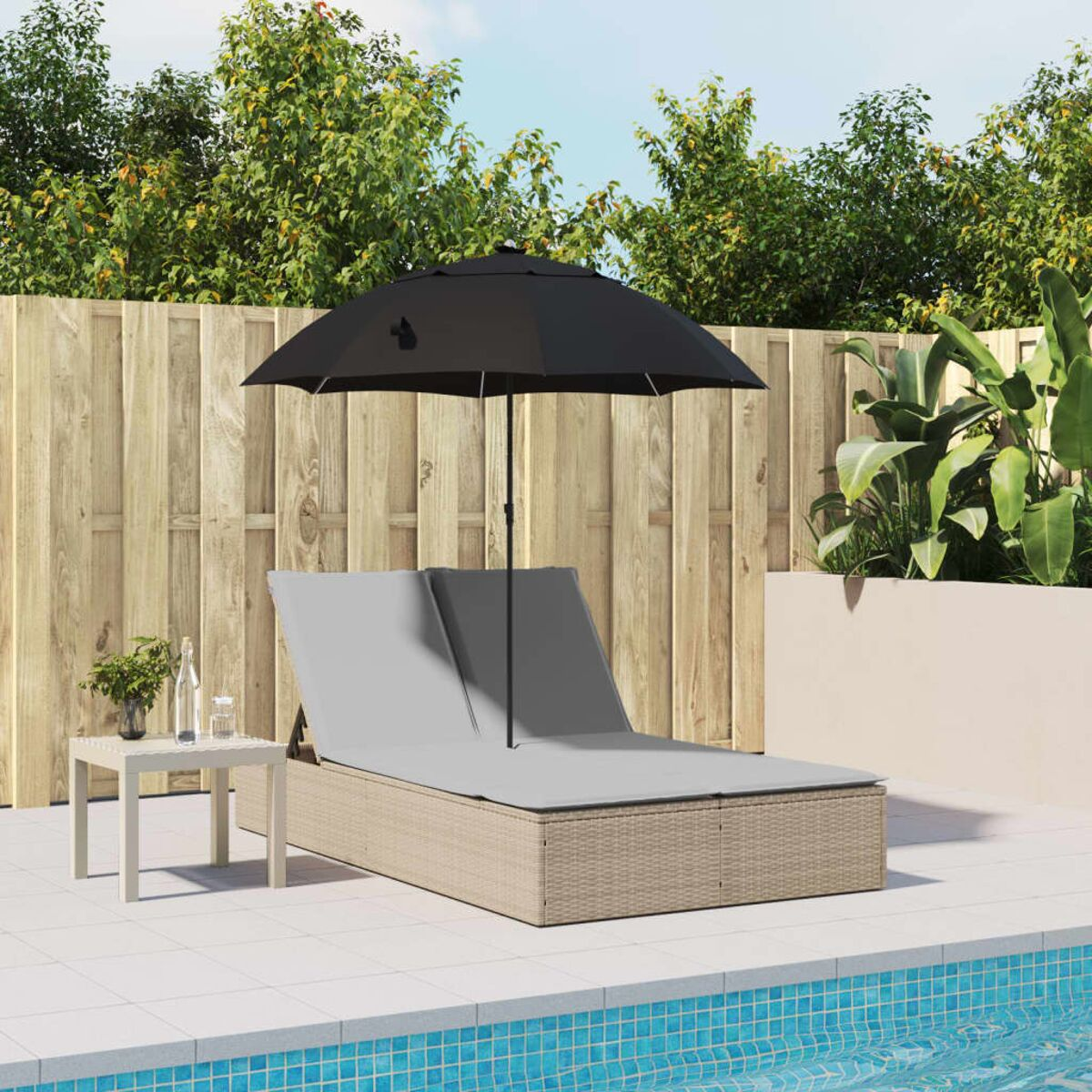 Un patio con piscina, due sedie a sdraio, un tavolo con bottiglia e bicchiere e un ombrello nero.