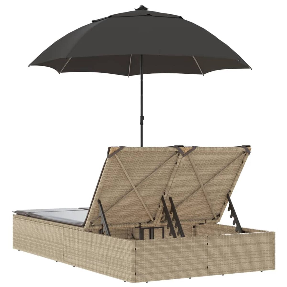 Una chaise longue beige da esterno con un ombrello nero, su sfondo bianco, vista da dietro.