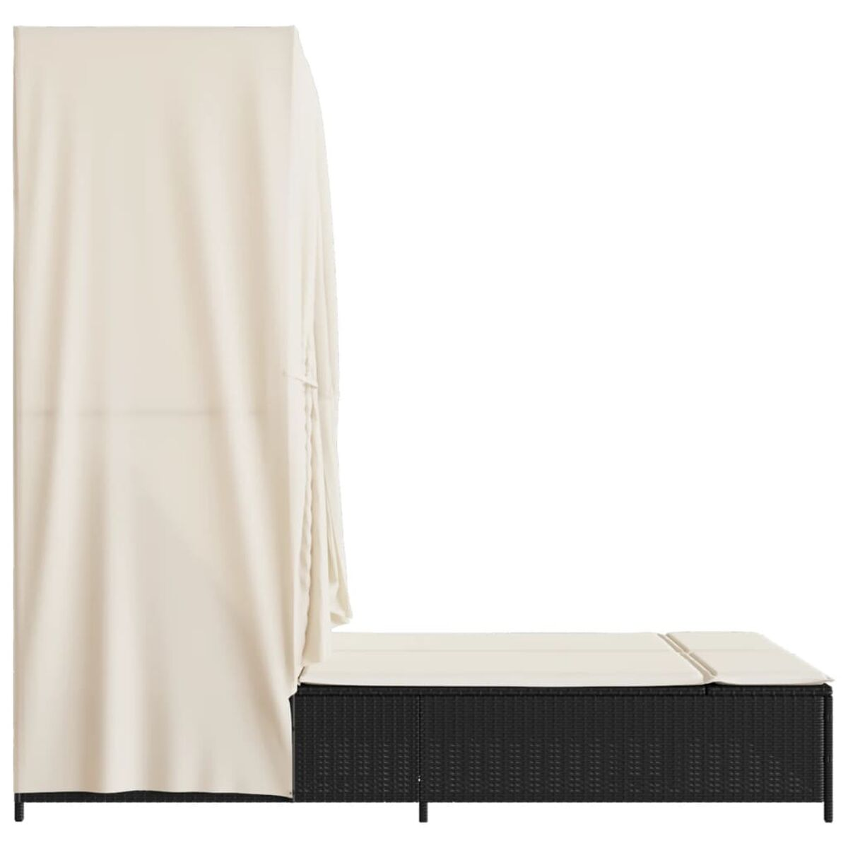Lettino in rattan nero con tenda color crema. Sfondo bianco.