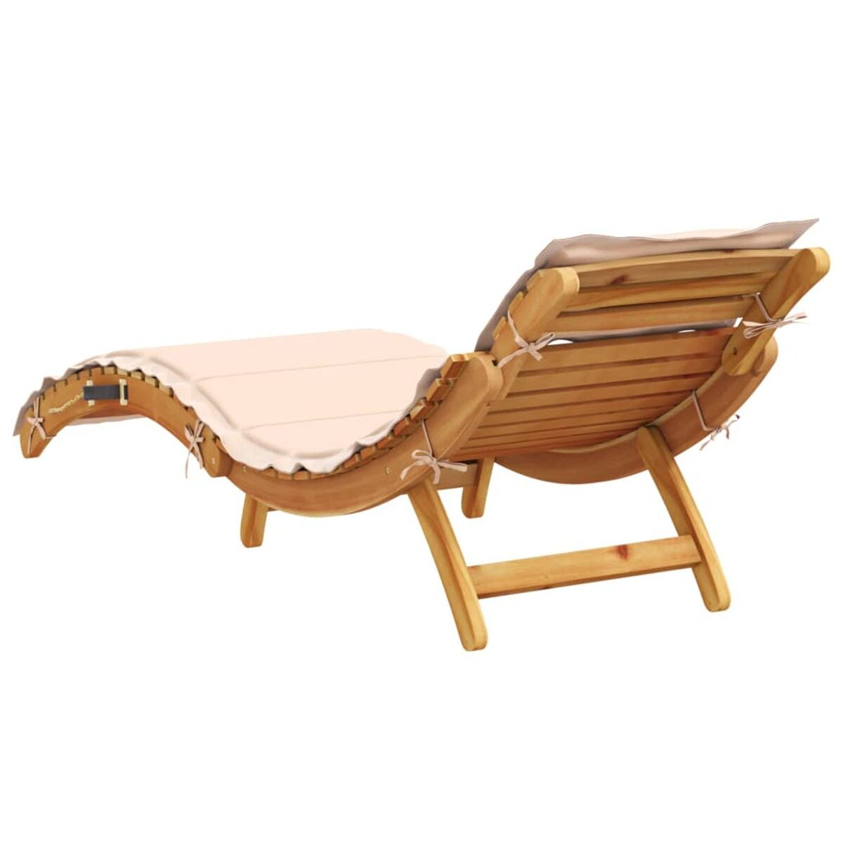 Sonnenliege aus Holz mit cremefarbenem Kissen. Die Liege hat ein gebogenes Design und ist abgewinkelt.