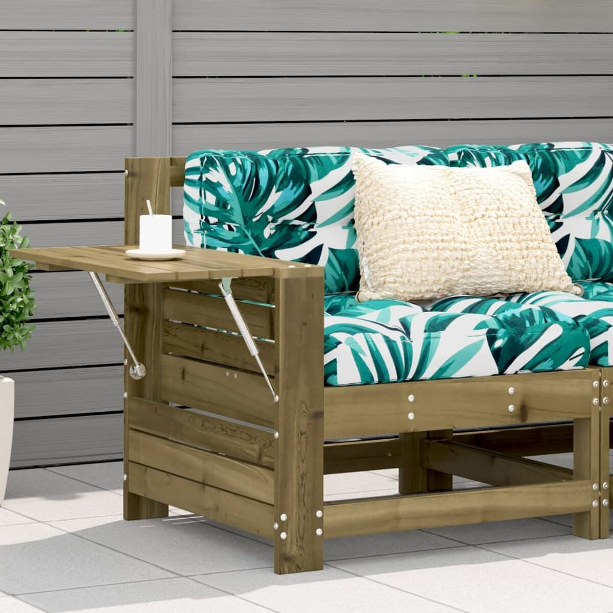 Holzsofa mit Beistelltisch mit Becher und Kissen. Sofa hat tropische Druckkissen.