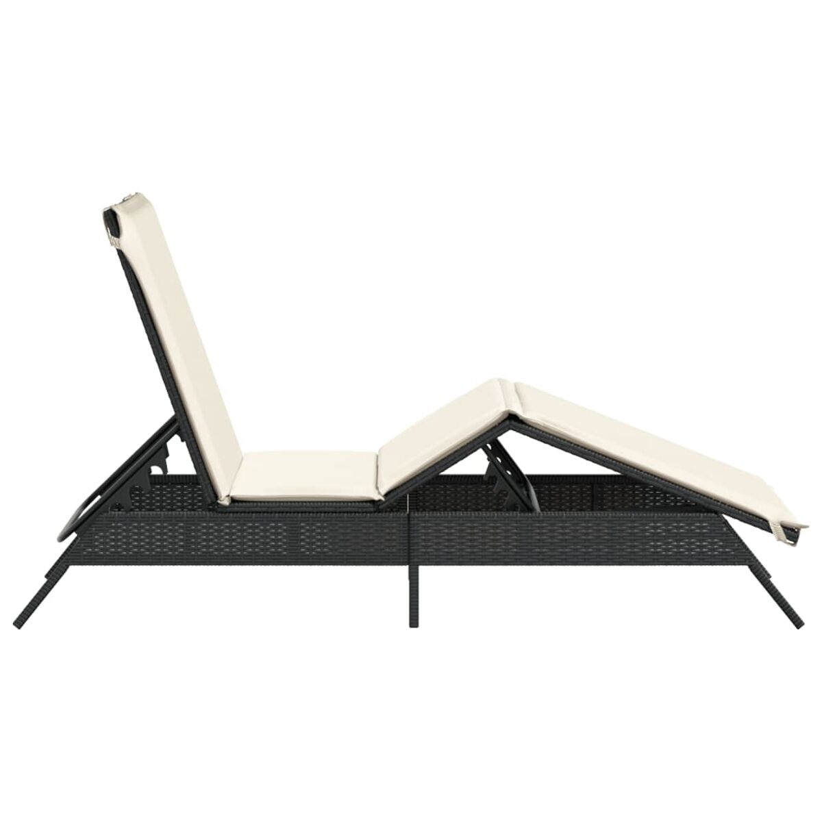 Una chaise longue in vimini nero con un cuscino bianco. È reclinata.