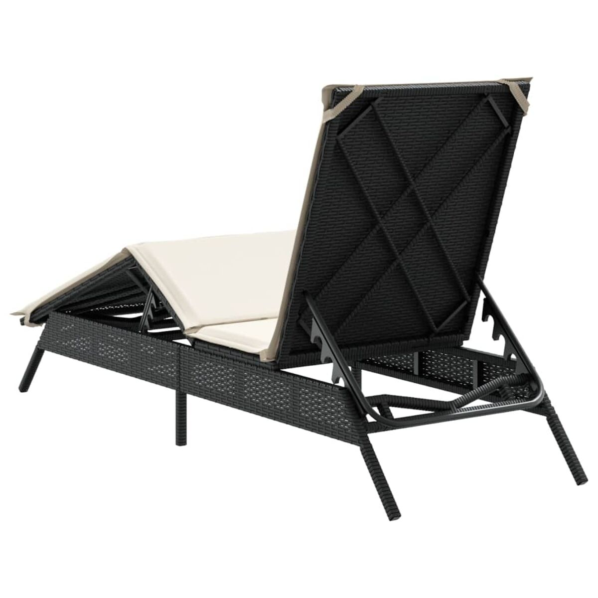 Lettino prendisole in rattan nero con schienale regolabile e cuscino beige, su sfondo bianco.