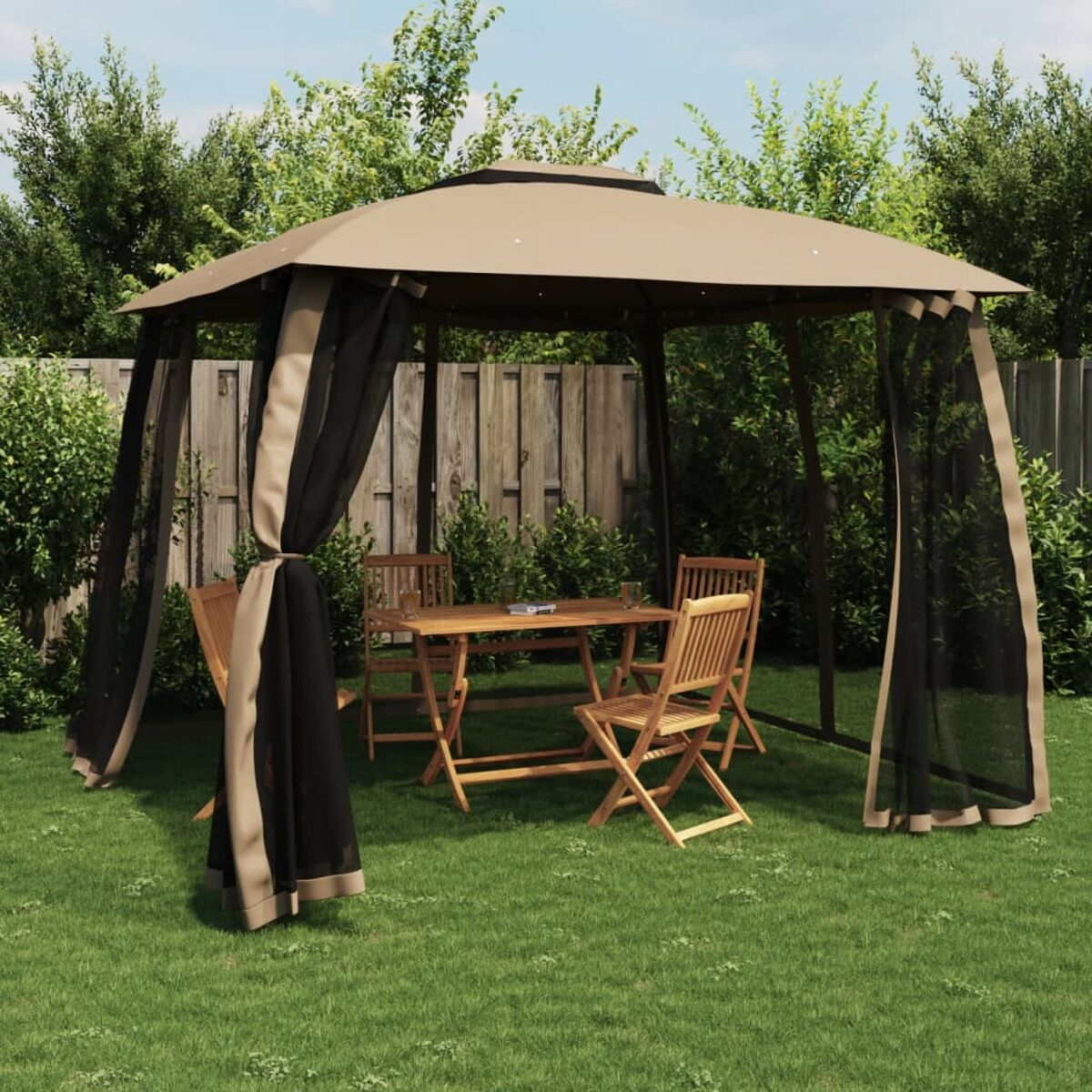 Gazebo esterno con tavolo, sedie e tende a rete nere. Erba verde e alberi.