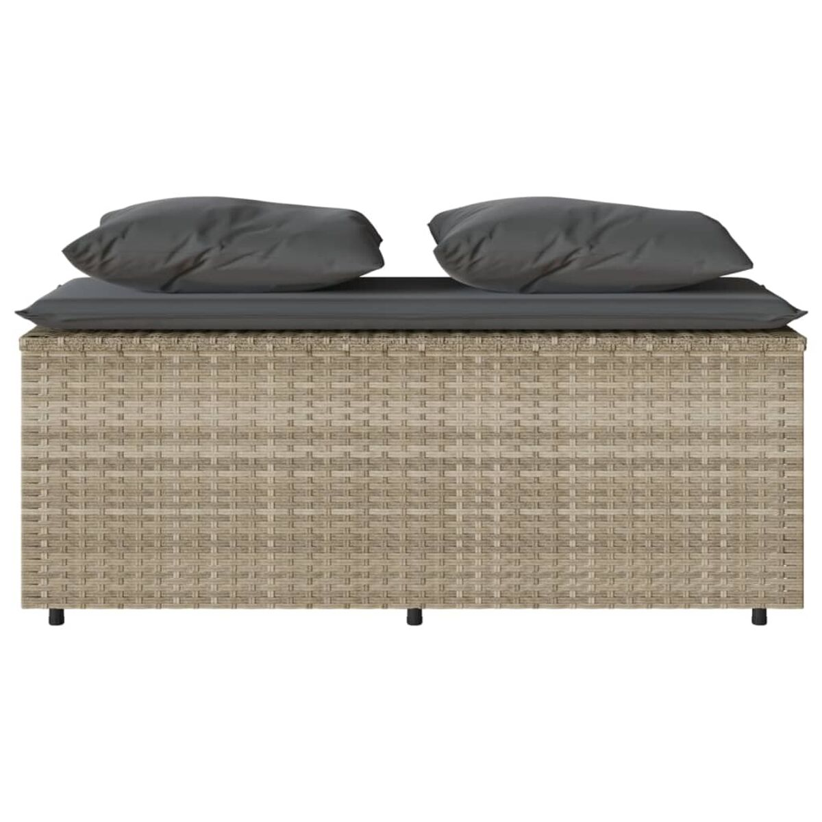 Eine Rattan-Aufbewahrungsbank mit zwei Kissen auf einem beigen Kissen.