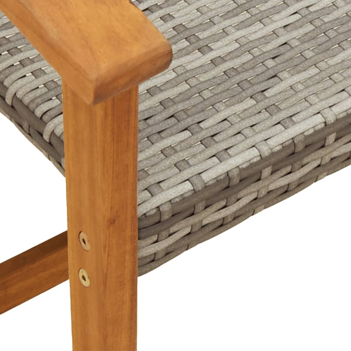 Nahaufnahme von Holzarmlehne mit Rattan-Gewebe. Details der Holzmaserung und Gewebestruktur sind sichtbar.