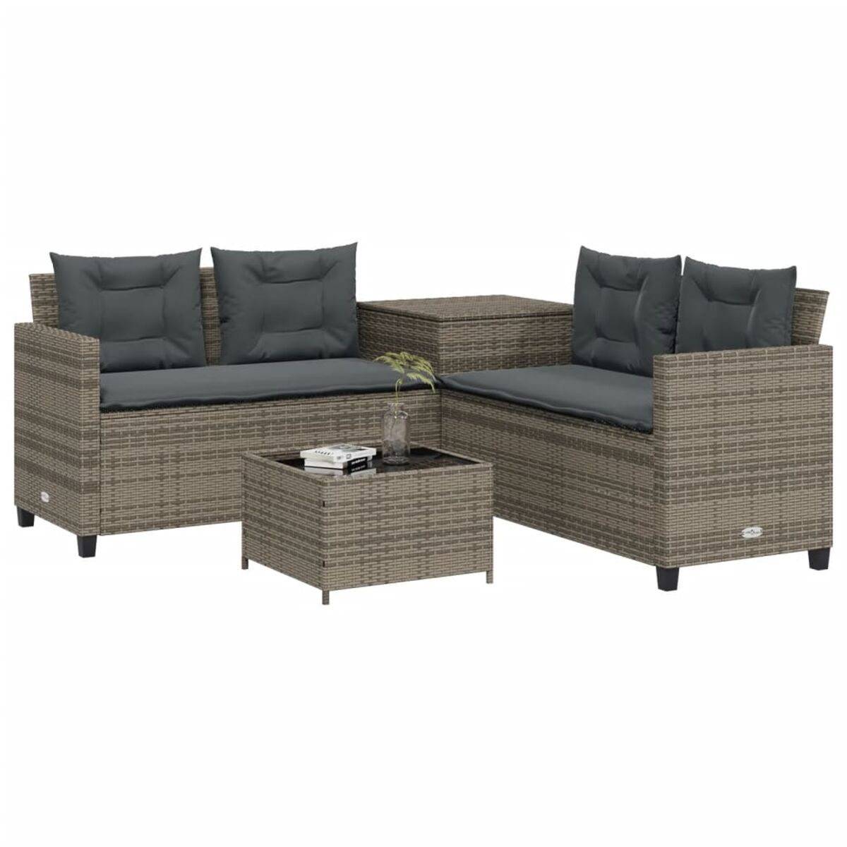 Set divano in rattan da esterno con tavolino, cuscini scuri, su sfondo bianco, perfetto per il relax.