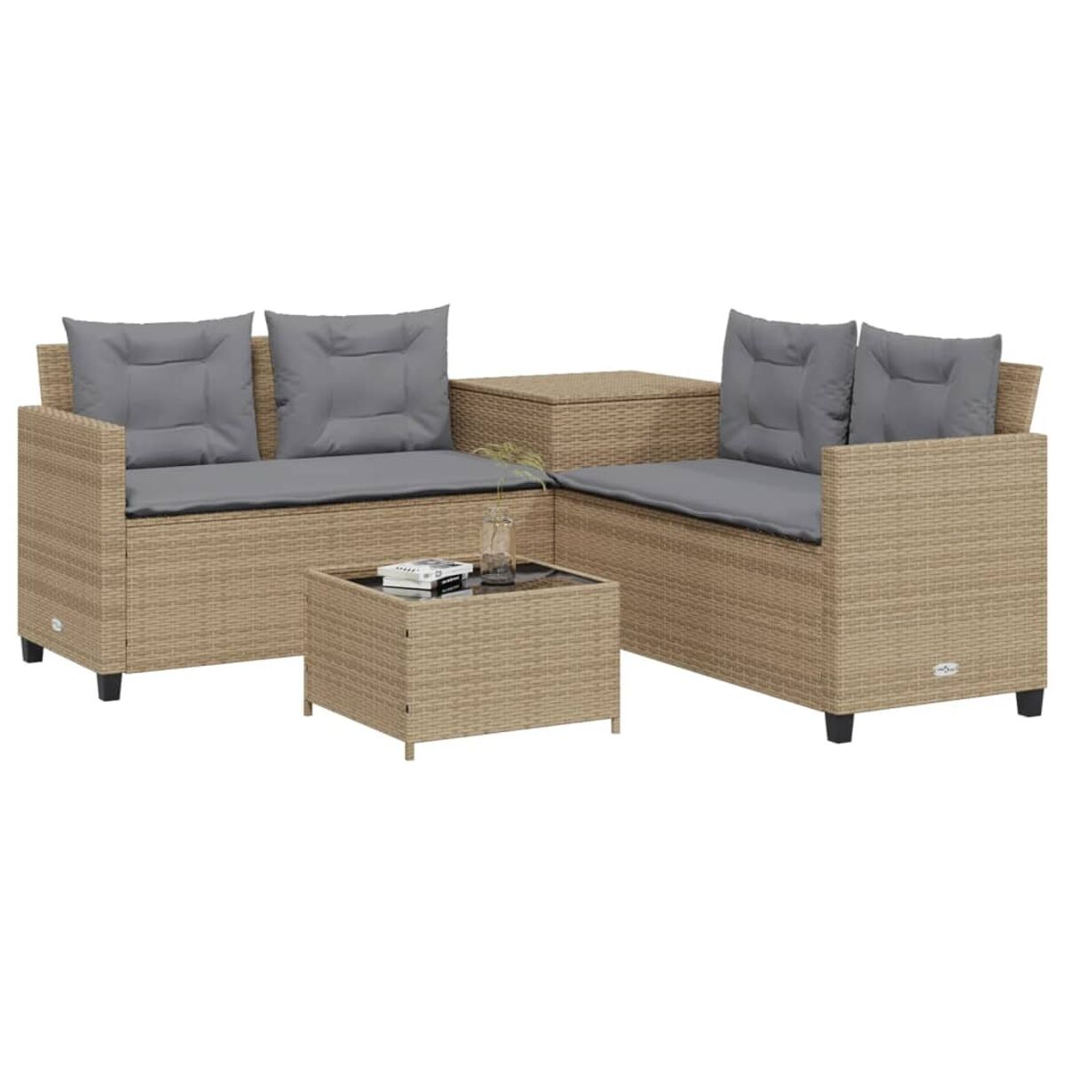 Set divano esterno in vimini beige con cuscini grigi e tavolo con piano in vetro.