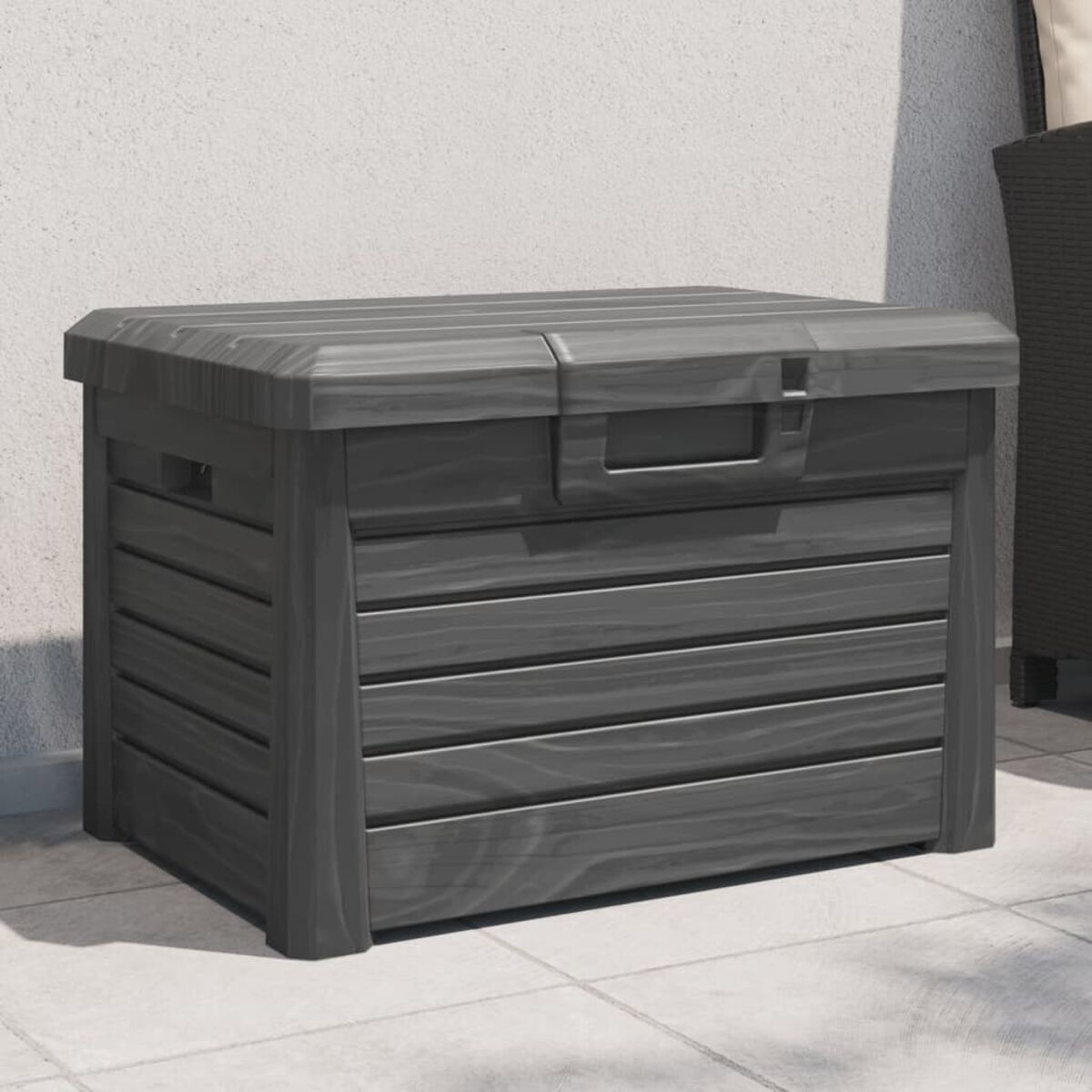 Eine graue Outdoor-Aufbewahrungsbox mit Deckel, auf weißem Hintergrund.