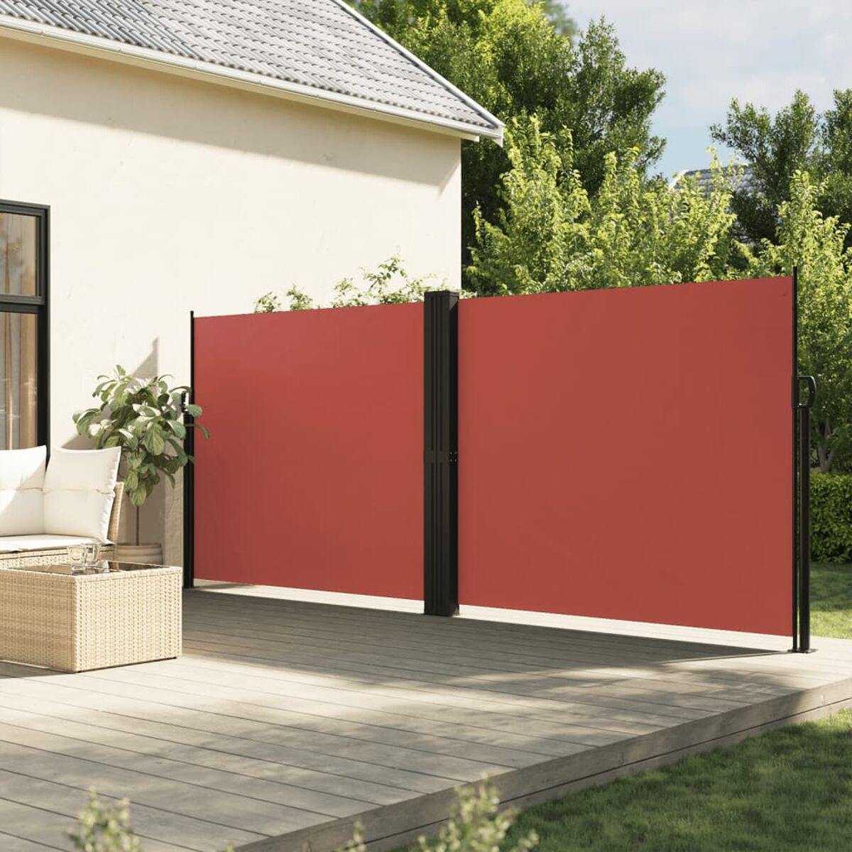 Roter Außensichtschutz auf Holzterrasse, mit weißem Gebäude und grünen Bäumen.