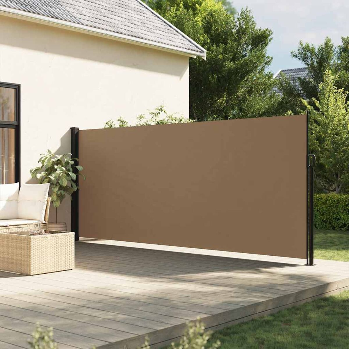 Uno schermo per la privacy beige su un ponte di legno. Una casa sullo sfondo, con piante.
