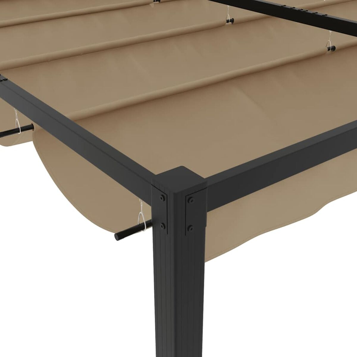 Un primo piano di un pergolato beige con telaio nero e tenda da sole marrone.