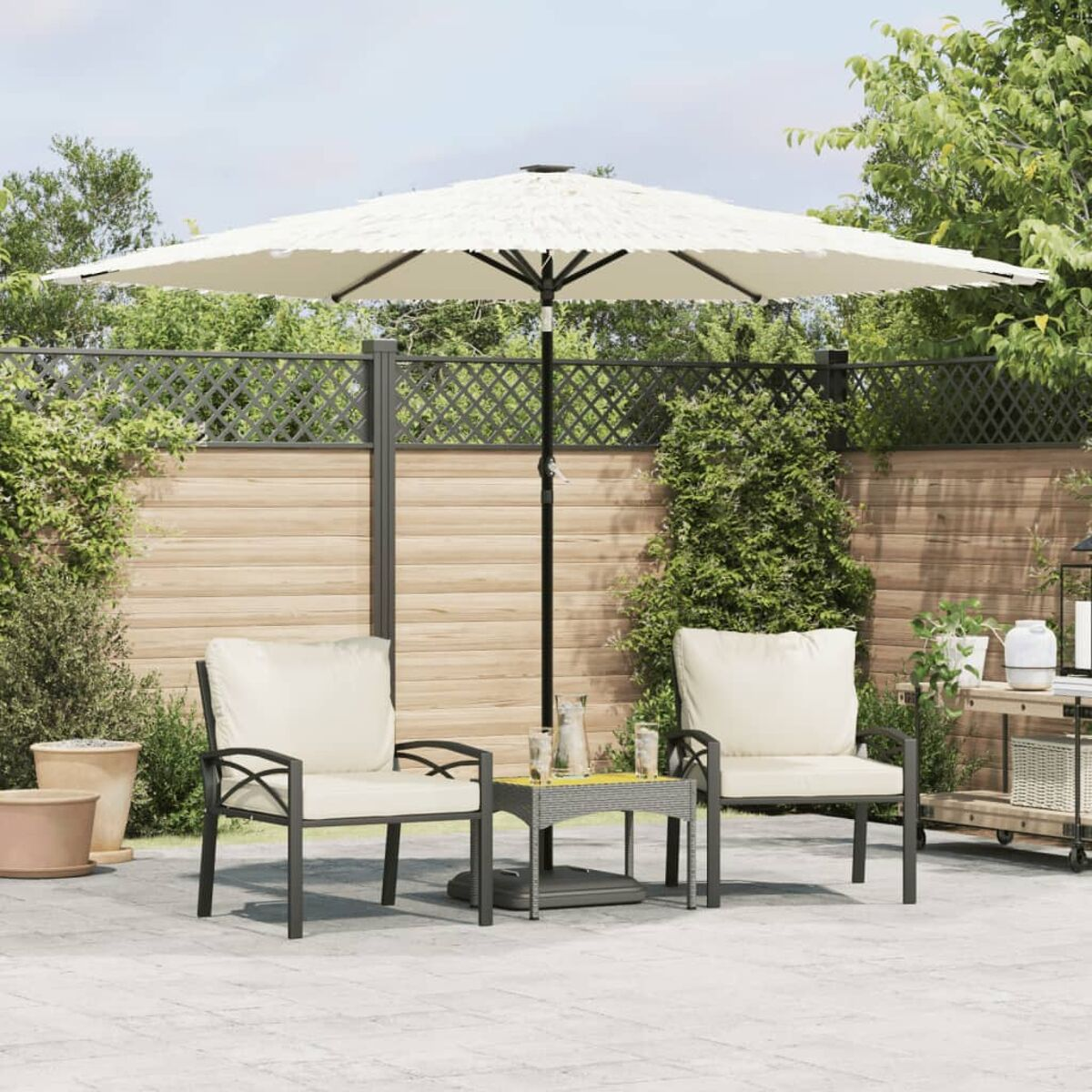 Set da patio all'aperto con ombrellone, sedie, tavolino, su un patio pavimentato.