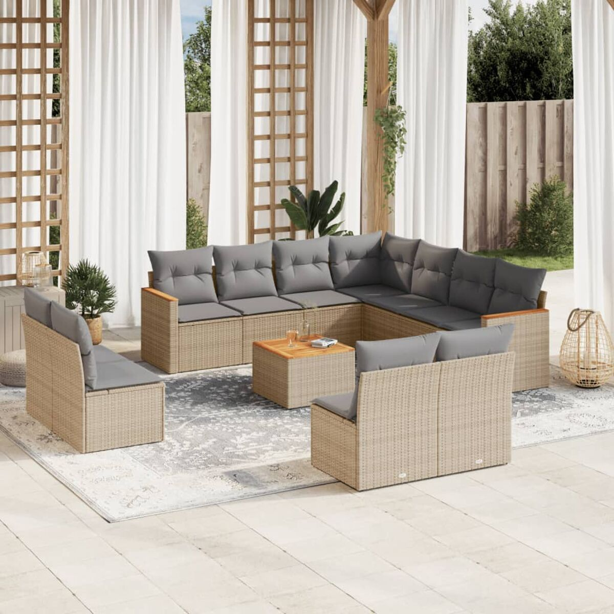 Gartenmöbel-Set aus Korbgeflecht. Graue Kissen, Holzakzente und weißer Hintergrund.