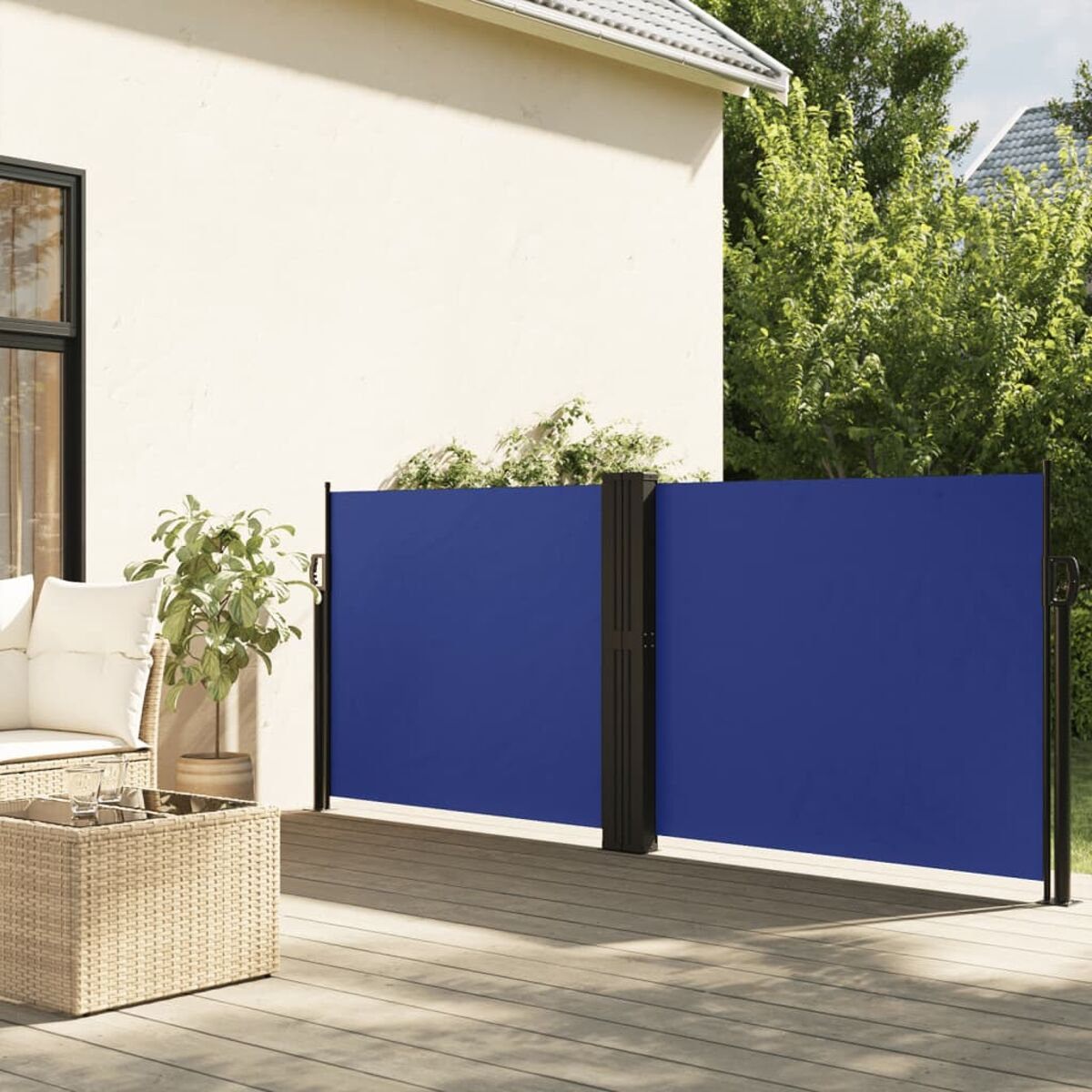 Blauer Sichtschutz im Freien neben einem weißen Haus mit Terrasse und Pflanze.