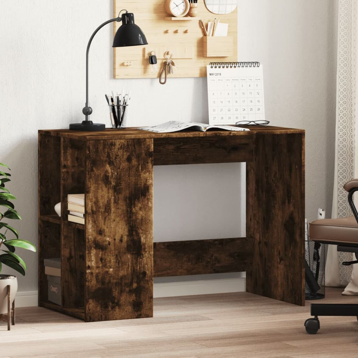 Holzschreibtisch mit Schubladen und Regalen. Eine schwarze Lampe, Bücher und ein Kalender.