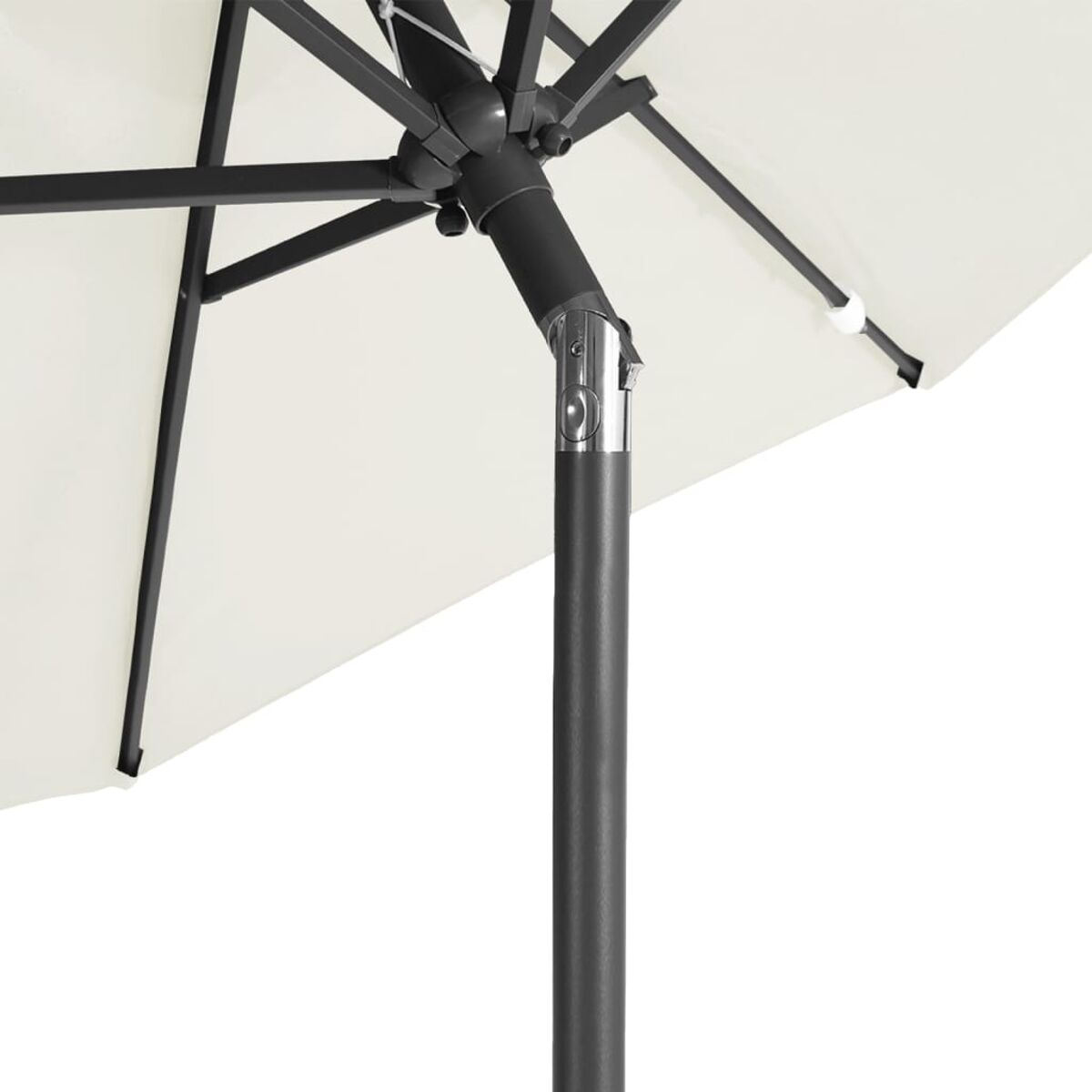 Nahaufnahme eines weißen Sonnenschirms mit schwarzem Mast und Rahmen. Die Ansicht ist von unten.
