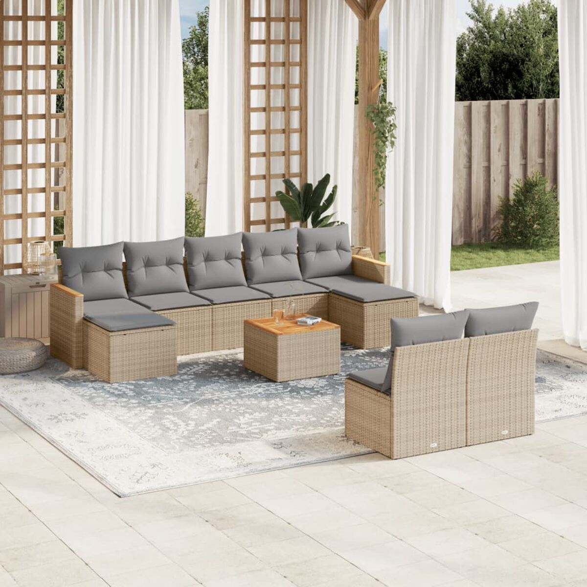 Ein Terrassenset mit Sofa, Couchtisch und Stuhl. Das Set ist hellbraun mit grauen Kissen.