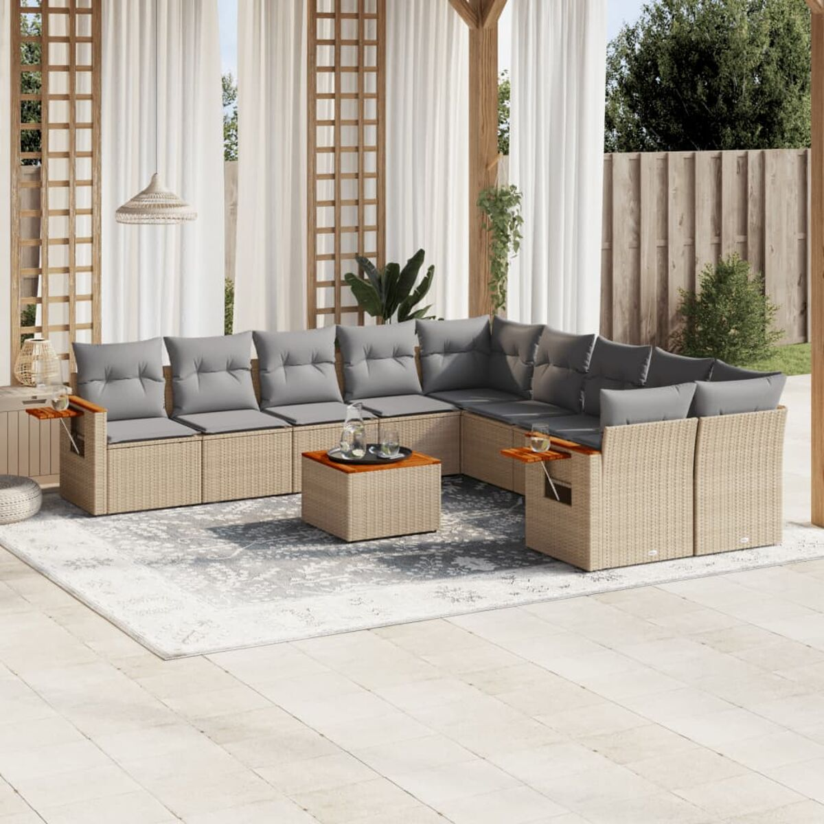 Terrassenmöbel-Set mit beigem Webstoff, grauen Kissen, Teppich und Holzpergola im Freien.