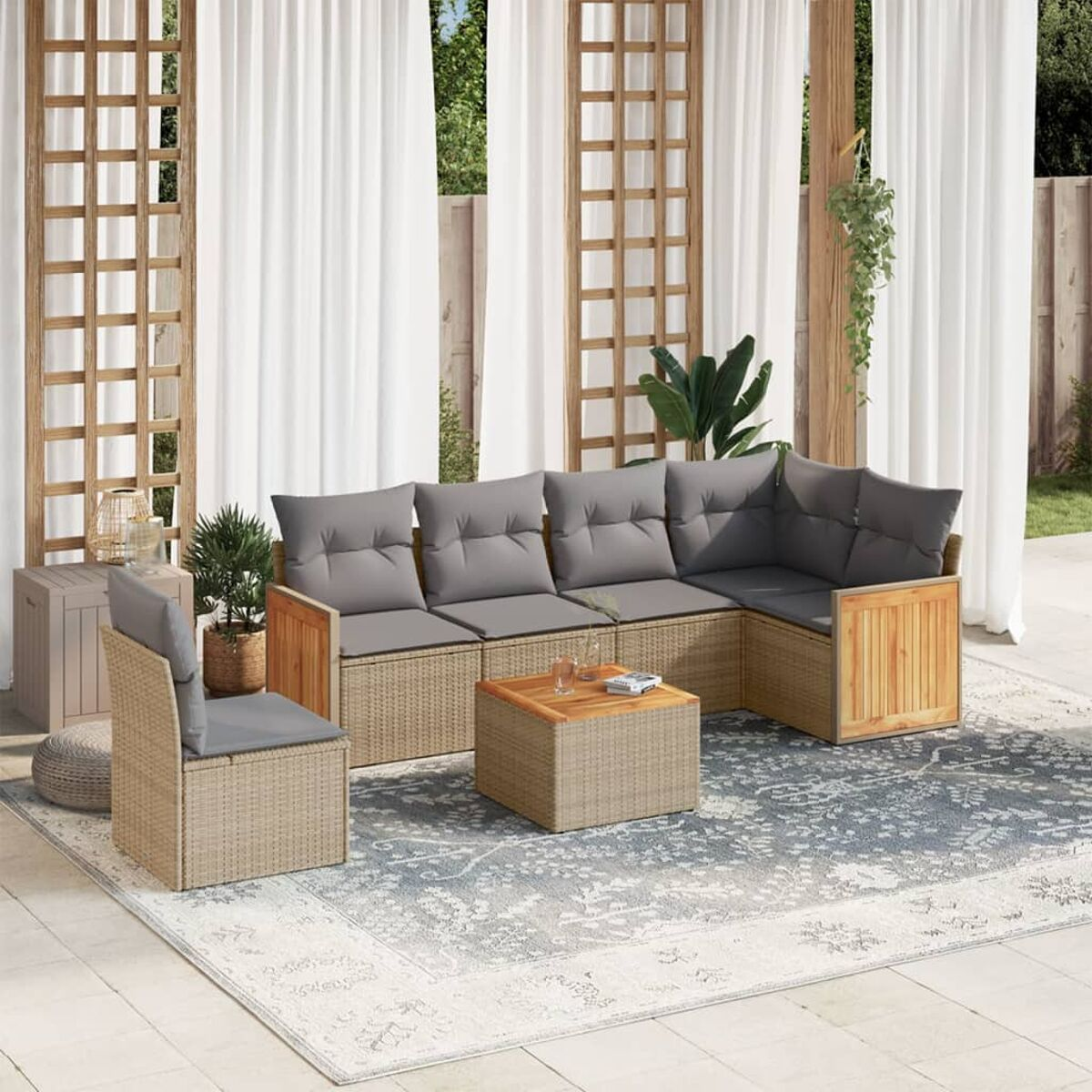 Gartenmöbel-Set. Beige Rattan und Holz-Akzente. Graue Kissen. Teppich, Terrasse.