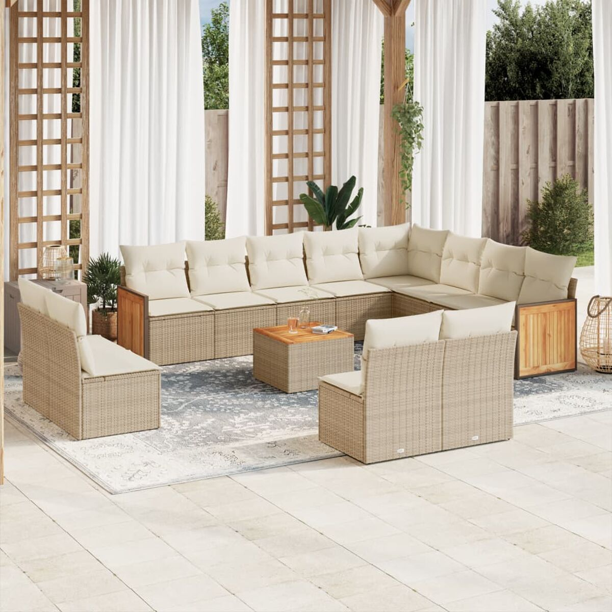 Ein Outdoor-Sofa-Set mit beigen Kissen und Rattanmöbeln.
