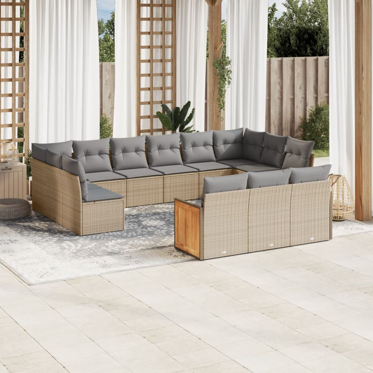 Beiges Rattan-Outdoor-Ecksofa mit grauen Kissen auf einer Terrasse. Inklusive kleinem Holztisch und Teppich.